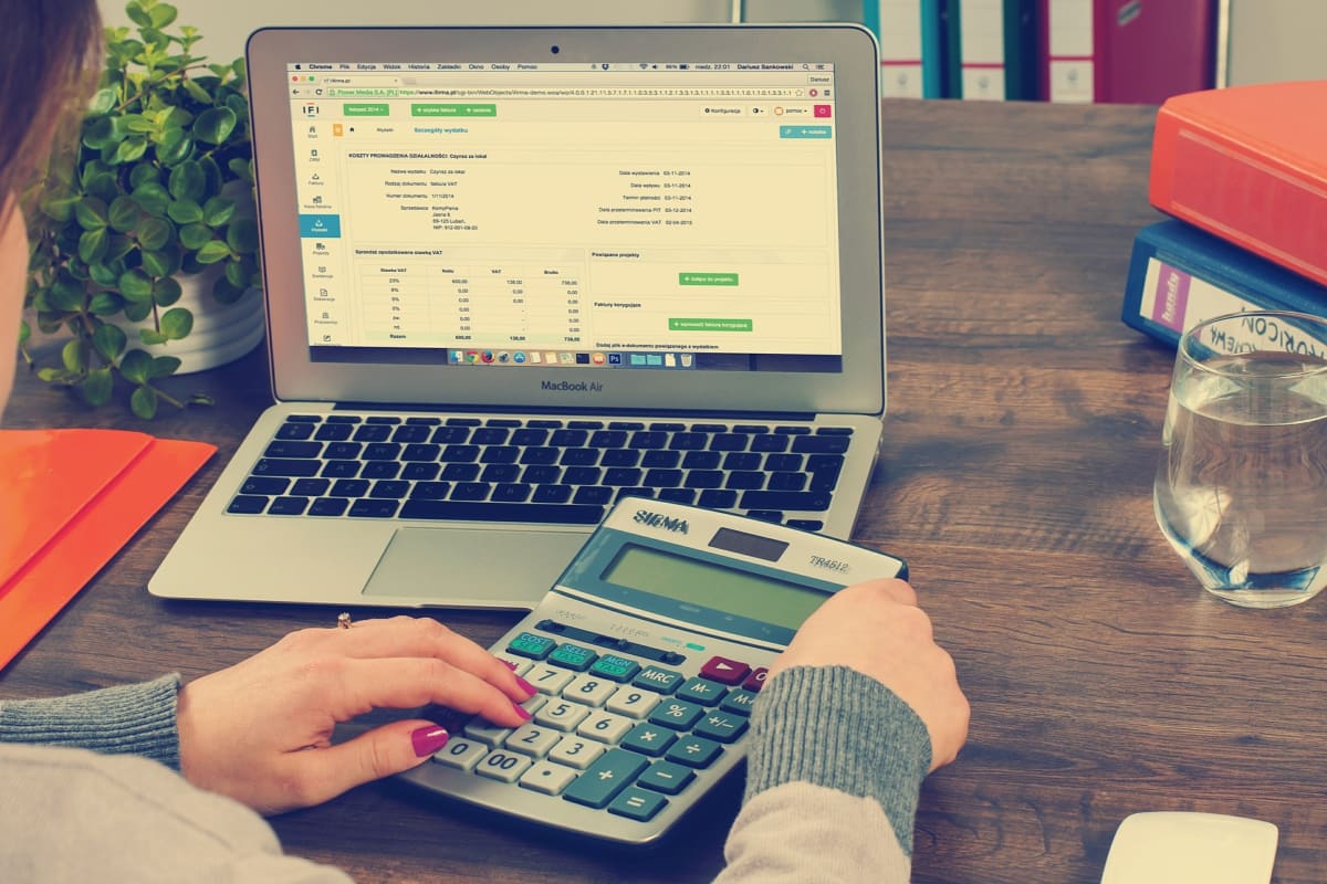 business owner using QuickBooks for bookkeeping